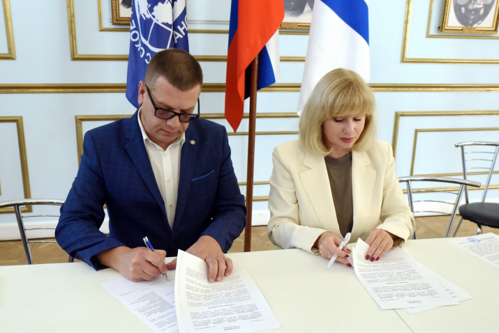 В.Воробьев и Е.Иваниченко подписали соглашение, фото: Ю.Югансон
