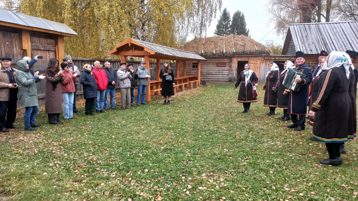 Выступление ансамбля "Сувар". Фото отделения РГО в Чувашии