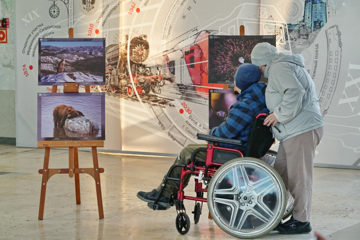 Посещение выставки маломобильными гражданами. Фото: Борис Тишулин