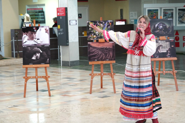 Выступает Анна Минеева. Фото: Борис Тишулин