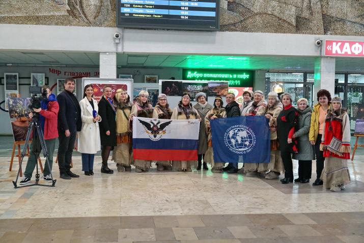 Участники церемонии открытия фотовыставки. Фото: Борис Тишулин