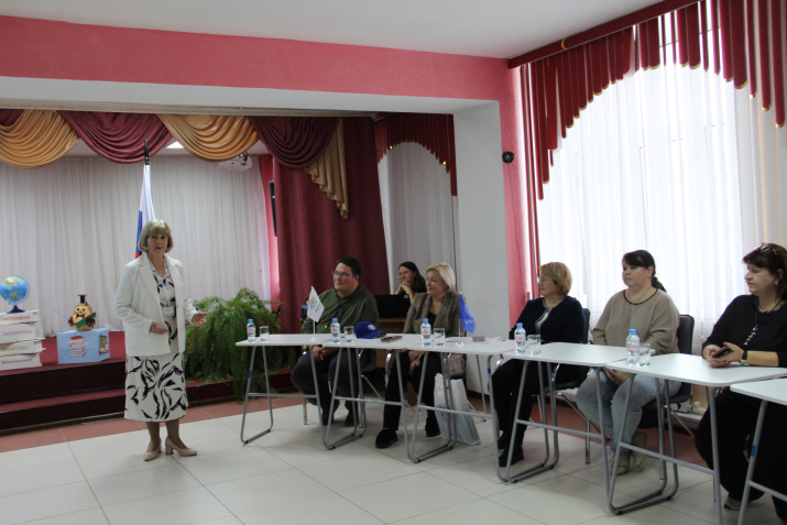 Директор школы Михеева М.В. и члены Нижегородского отделения РГО. Фото: из архива Администрации Шарангского района