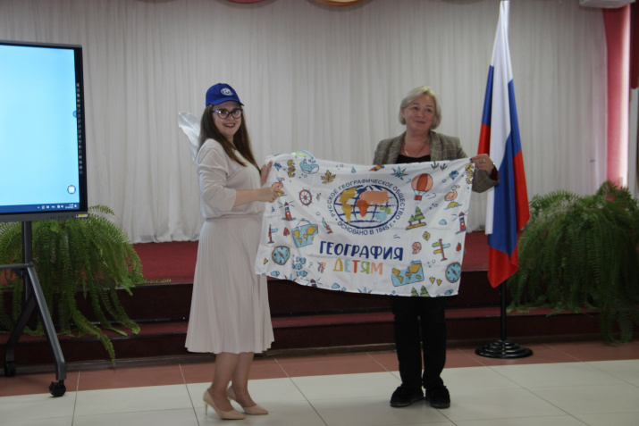 Учитель географии Пасынкова О.А, председатель Нижегородского отделения РГО Соткина С.А. Фото: из архива Администрации Шарангского района