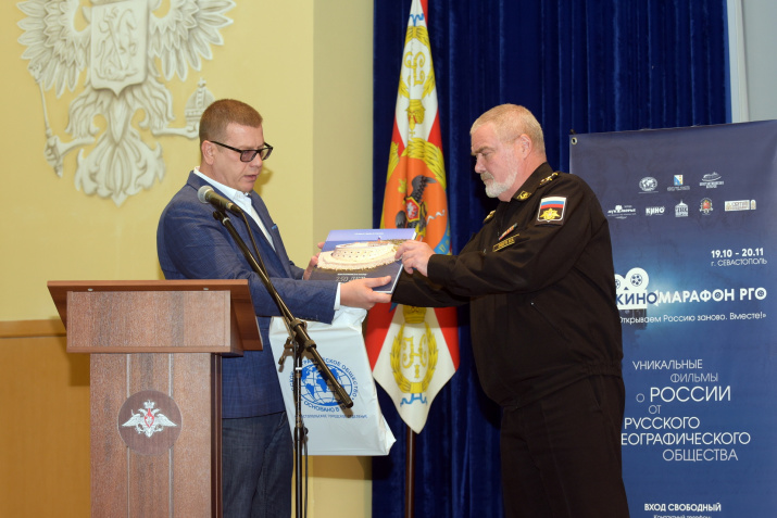 В.Воробьев дарит подарки музею, фото: Ю.Югансон