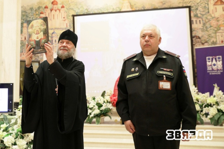 Передача Порт-Артурской иконы в Храм Всех Святых г. Минска 11 мая 2024 г. (слева направо настоятель Храма  протоиерей Фёдор Повный ,председатель Артёмовского отделения ПКО РГО –ОИАК Валентин Ковальчук )