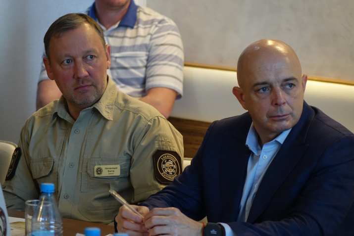 Виктор Непомнящий – директор заповедника «Хакасский» подробно представил участникам текущее положение дел. Фото: Ульяны Потылицыной