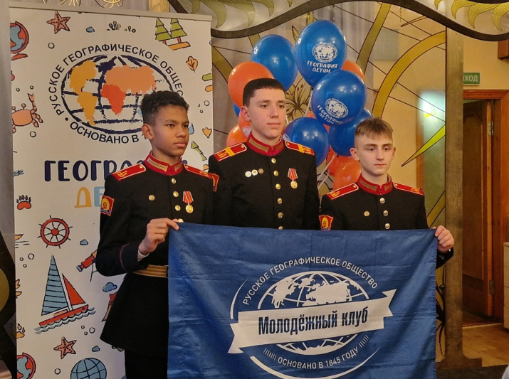 Суворовцы подготовили для ребят выставку фоторабот. Фото: Татьяна Лебедева