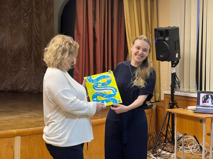 Вручение «Большой книги воды». Фото: Новгородское областное отделение РГО