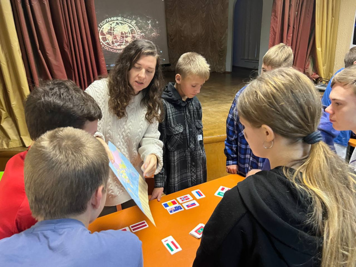 Игра в «Флаги». Фото: Новгородское областное отделение РГО