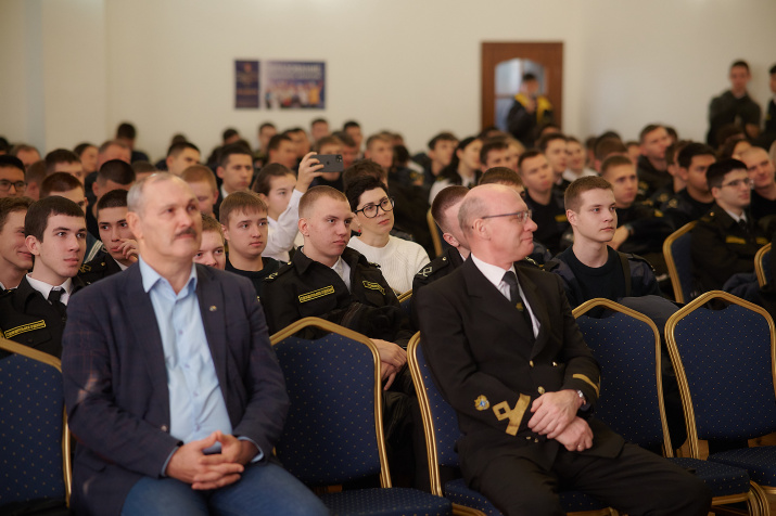 Зал заполнен до отказа Зал заполнен до отказа