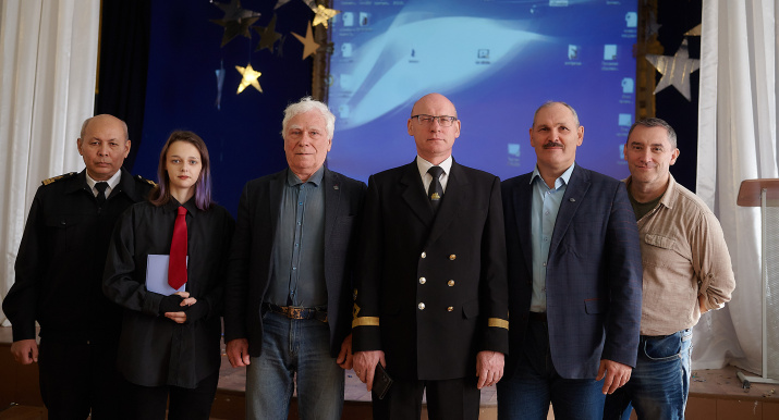 Члены Астраханского отделения РГО с будущим океанологом на конференции курсантов Члены Астраханского отделения РГО с будущим океанологом на конференции курсантов