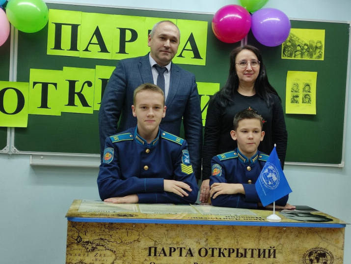 Лучшие ученики Корпуса вместе с Николаем Жуковым и Инной Никоноровой за партой открытий РГО. Фото: Чувашское республиканское отделение РГО