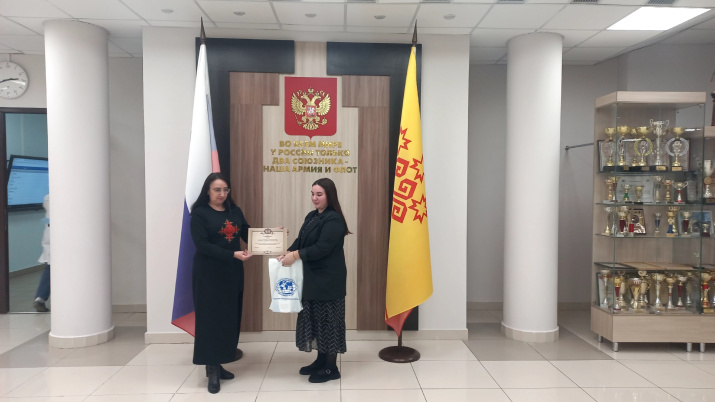 Инна Никонорова вручает благодарность за участие в конкурсе Анастасии Ивановой. Фото: Чувашское республиканское отделение РГО