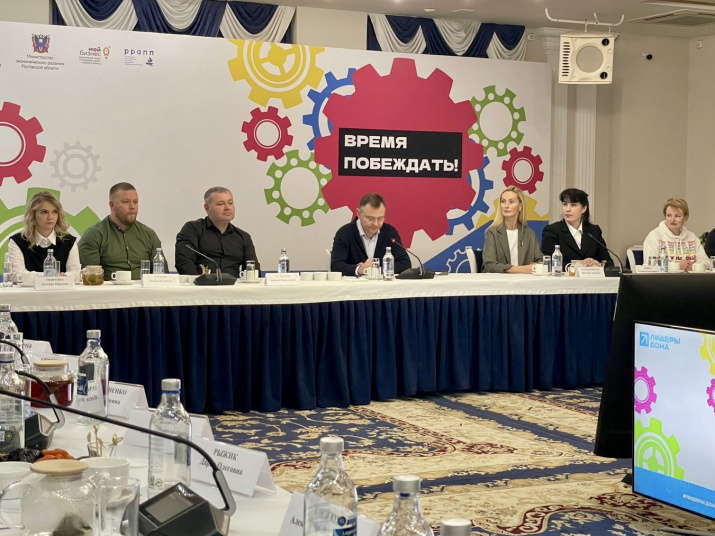 Юрий Слюсарь озвучивает итоги конкурса. Фото: Светлана Толчеева