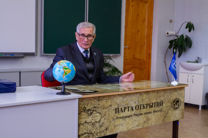 Заслуженный эколог Чувашии Федор Карягин за партой РГО. Фото: Чувашское республиканское отделение РГО 