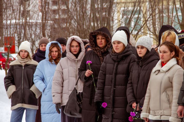 Студенты факультета географии и геоэкологии ТвГУ почтили память защитников Родины. Фото: Пресс-служба ТвГУ