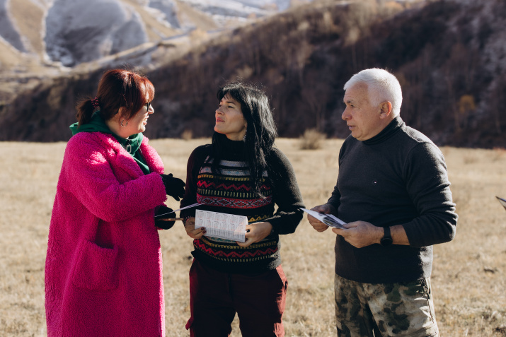 Члены отделения РГО в КБР - участники Географического диктанта-2024 на перевале Актопрак. Фото: Данатэлла Цалиева