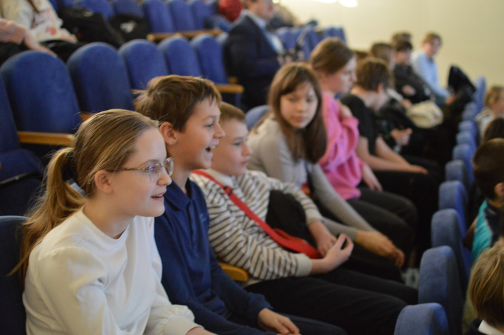 Школьники удивляются традициям отмечания Нового года на разных континентах. Фото: Екатерина Вронская