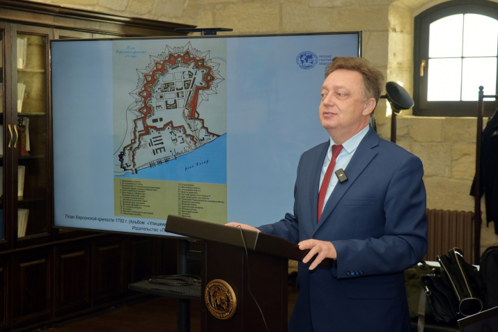 В.Хапаев выступает с докладом. Фото: Юрий Югансон/Севастопольское городское отделение РГО