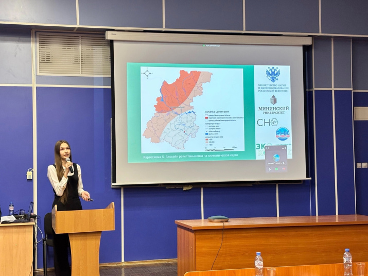 Валерия Подковырина делает доклад. Фото: Ольга Ватина