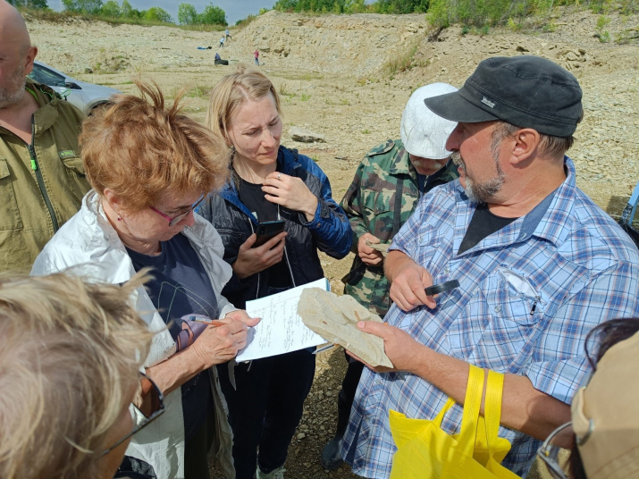 Определение полевых образцов. Фото Красноуфимский краеведческий музей.