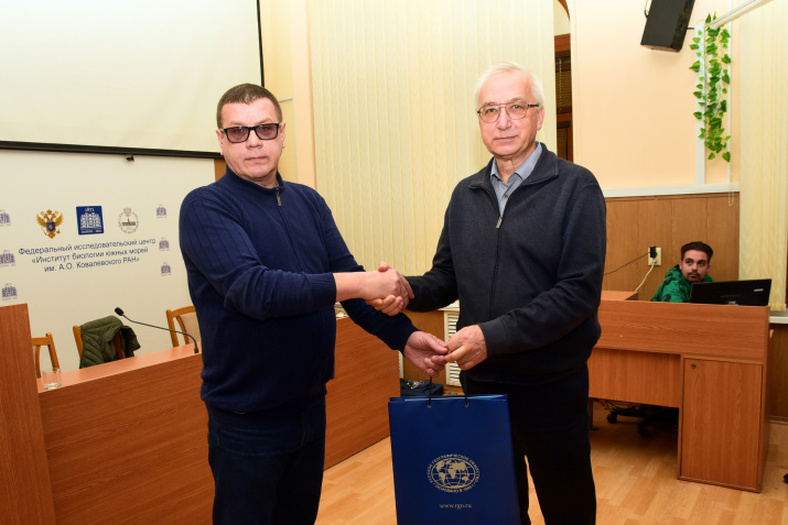 В. Воробьев дарит памятный подарок от РГО С. Коновалову. Фото: Юрий Югансон / Севастопольское городское отделение РГО