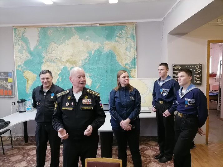 Владимир Андреев и члены клуба "Корабелы". Фото: Олег Золотарёв