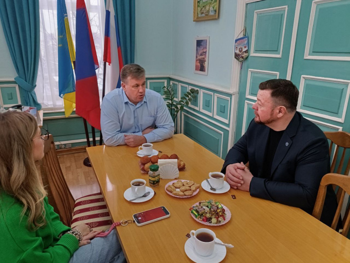 Глава Солигаличского округа Александр Вакуров, председатель и пресс-секретарь  Костромского РГО Дмитрий Шнур и Наталья Шумилова
