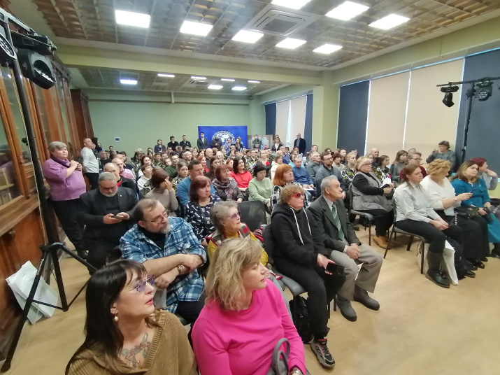 В зале негде было "яблоку упасть". Фото: Олег Золотарёв