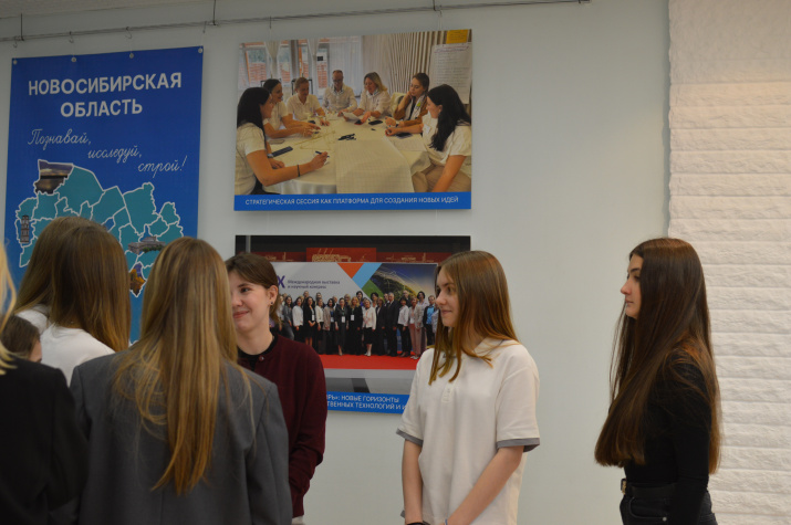 Школьники  знакомятся с экспозицией. Фото: Екатерина Вронская