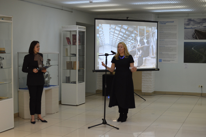 Светлана Рягузова приветствует участников выставки. Фото: Екатерина Вронская