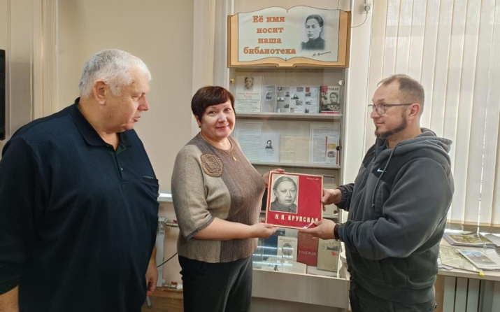 Галина Асадчева приняла в дар от Алексея Москвина пластинку с записью речей Н.К. Крупской. Присутствует Валентин Ковальчук. 04.02.2025 г.