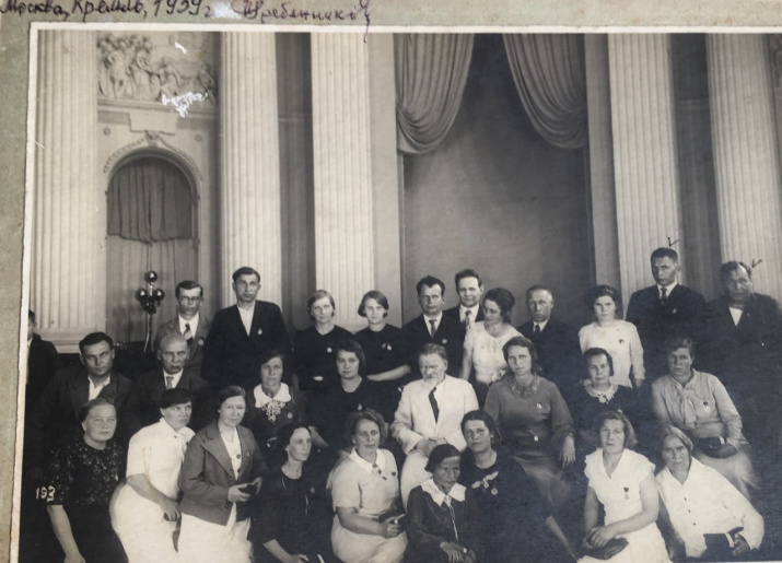 Москва. Кремль. Июнь 1939 г. Группа педагогов, награждённых орденом Знак Почёта. В центре – Председатель ВЦИК М.И. Калинин. Верхний ряд, второй справа – И.И. Гребенников. Фото из личного архива Р.А. Гребенниковой
