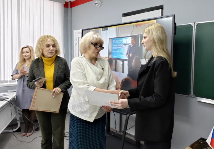 Любовь Беляева, Галина Бурлова, Ульяна Богданова. Ученицы школы №4 города Чаплыгина Липецкой области получили право обучаться в ближайшем полугодии за «Партой открытий» РГО. Фото: Липецкое областное отделение РГО