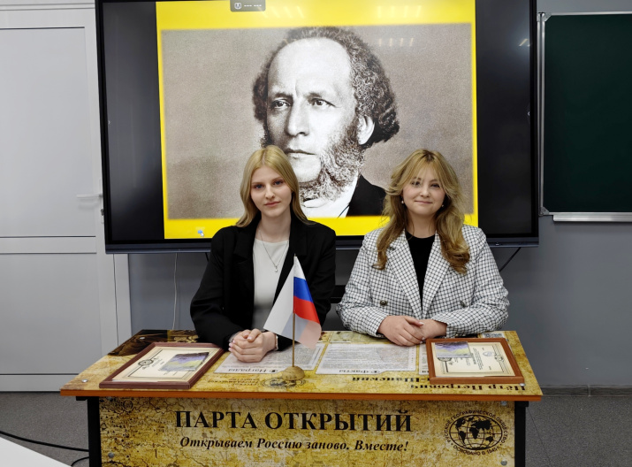 Девятиклассница Вероника Камышникова и ученица 10 класса Ульяна Богданова. Ученицы школы №4 города Чаплыгина Липецкой области получили право обучаться в ближайшем полугодии за «Партой открытий» РГО. Фото: Липецкое областное отделение РГО