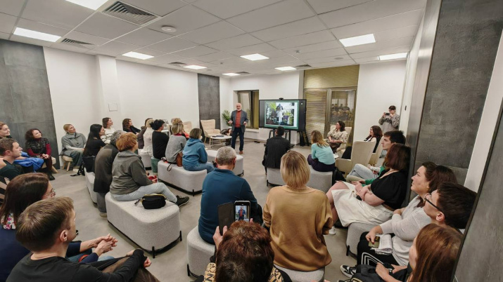 Участники открытия выставки. Фото: Представительство РГО на Красной Поляне