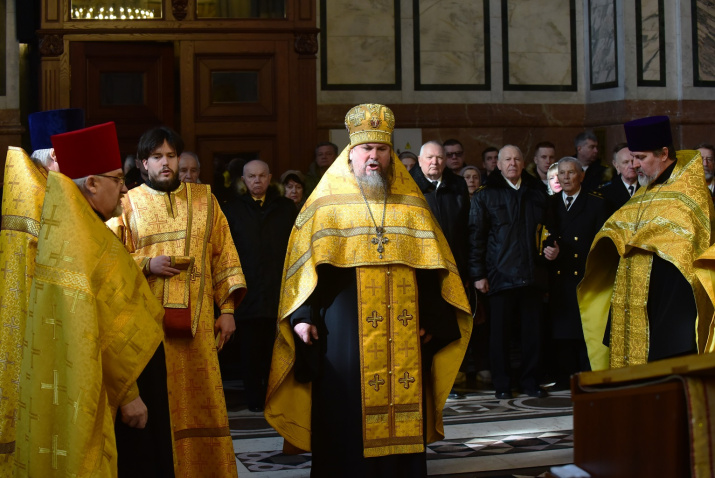 С.Халюта проводит панихиду. Фото: Юрий Югансон/Севастопольское городское отделение РГО