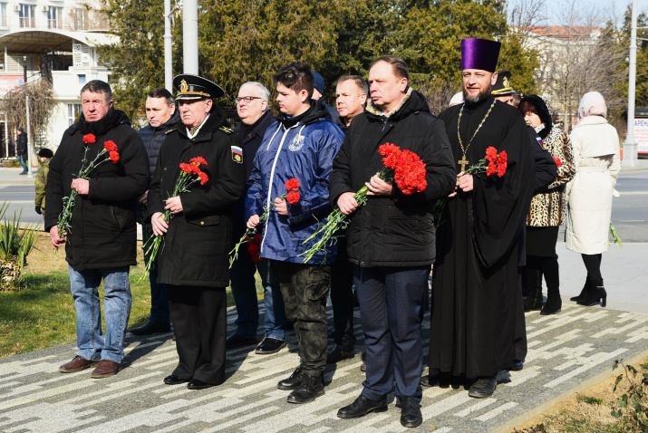 Церемония возложения цветов к бюсту Ф.Ф. Ушакова. Фото: Юрий Югансон/Севастопольское городское отделение РГО