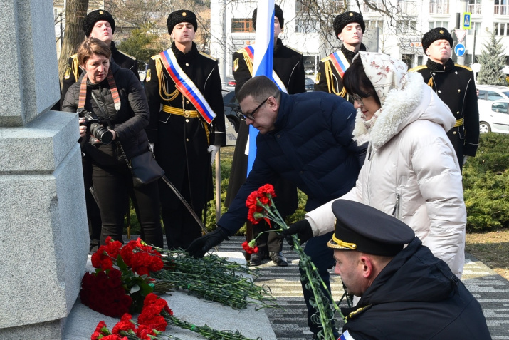 В.Воробьев возлагает цветы. Фото: Юрий Югансон/Севастопольское городское отделение РГО