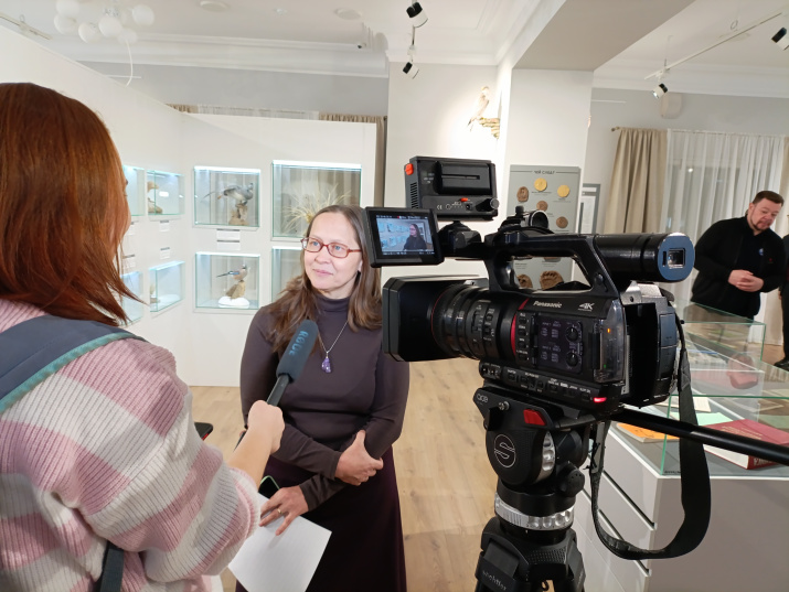 Ст. научный сотрудник Костромского музея-заповедника Анна Ефимова дает интервью ОТРК «Русь». Фото Анастасии Фишер Ст. научный сотрудник Костромского музея-заповедника Анна Ефимова дает интервью ОТРК «Русь». Фото Анастасии Фишер