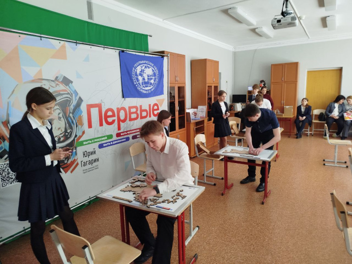 Участники индивидуального этапа сборки карты России городской чемпионат по скоростной сборке спилс-карт среди школьников в г. Оренбурге. Фото: Дмитрий ГрудининОренбург ГУчастники индивидуального этапа сборки карты России городской чемпионат по скоростной сборке спилс-карт среди школьников в г. Оренбурге. Фото: Дмитрий Грудинин