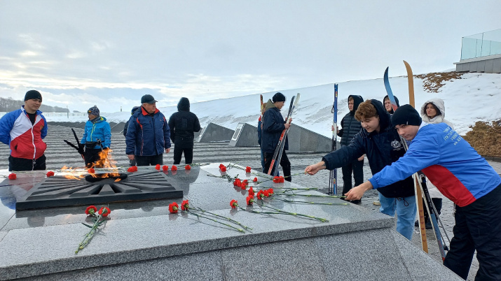 Возложение цветов к Вечному огню. Фото: Чувашское республиканское отделение РГО