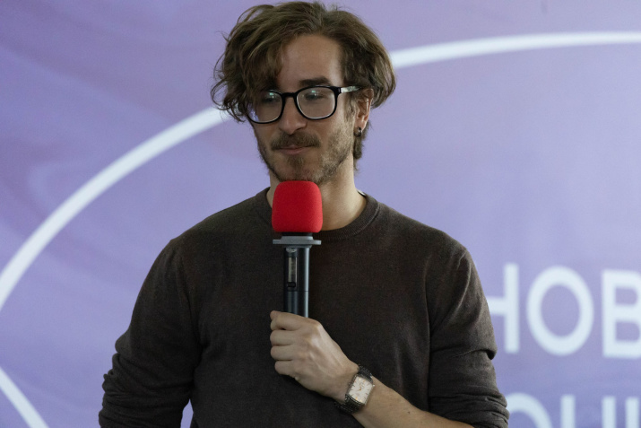 Палеонтолог Всеволод Ефременко рассказывает школьникам про эпоху динозавров в Антарктиде. Фото: Александр Мокеров