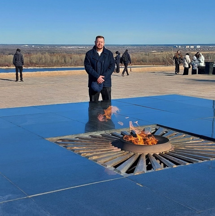 Председатель Костромского отделения РГО Дмитрий Шнур у Вечного огня в Ни жнем Новгороде