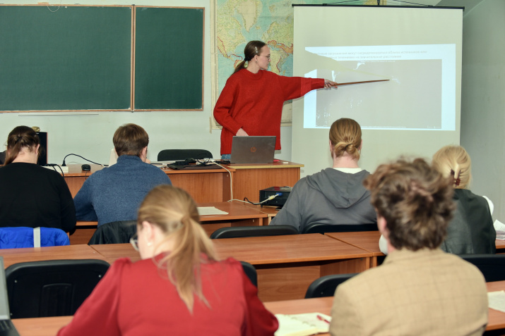 А.Киришева выступает с научным сообщением. Фото: Юрий Югансон/Севастопольское городское отделение РГО