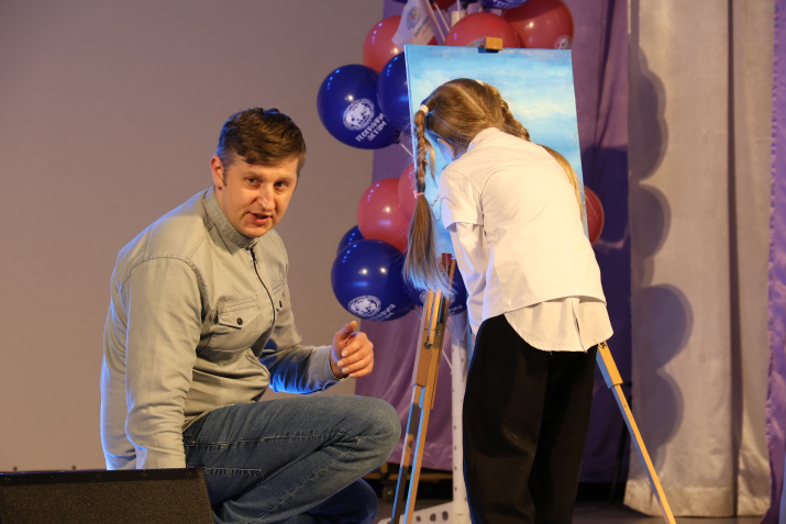 Мастер класс по созданию коллективной картины с элементами путешествий рисовали под руководством художника, члена Брянского отделения РГО Виталия Короткого.