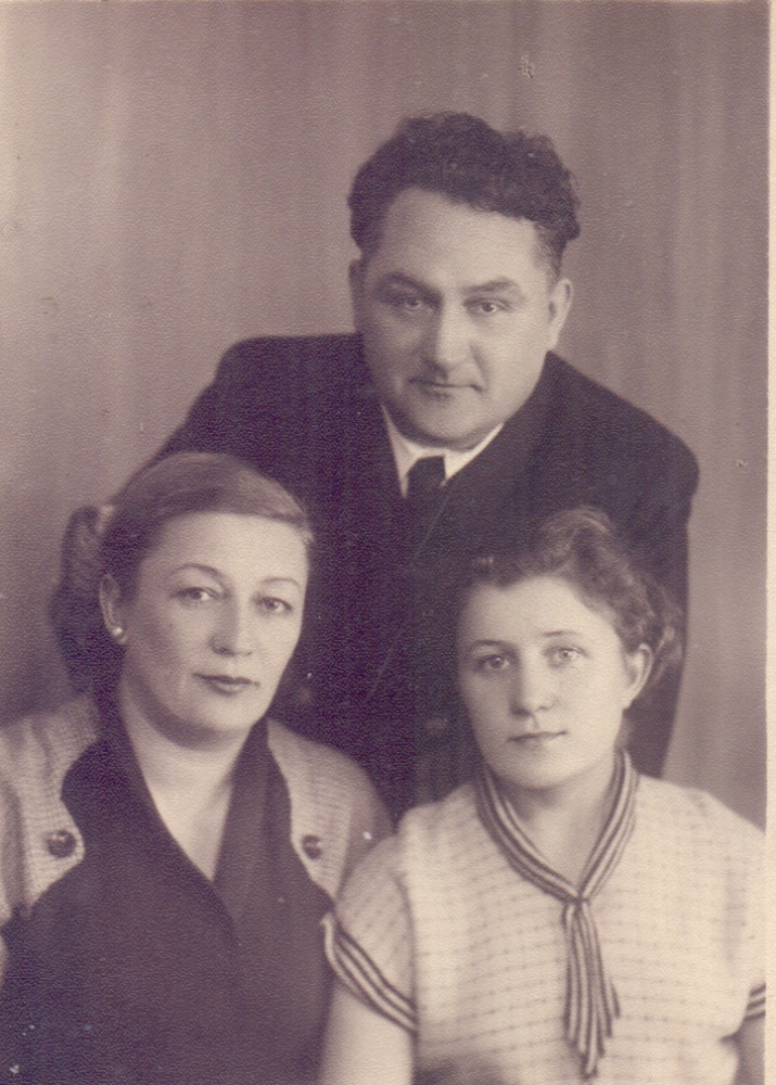 Школины (слева направо): Марина Ивановна, муж Борис Адрианович и дочь Ирина Борисовна.  9 марта 1958 года