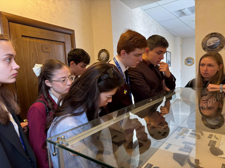 Анна Холод и ученики дипломатического профиля Гимназии 4 города Нальчик. Фото: Зулия Гедгафова