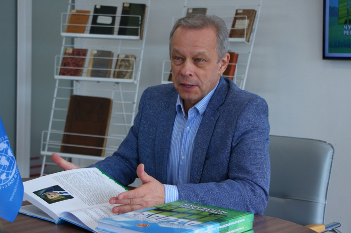 Ректор ЧГУ Андрей Александров представляет Экологический атлас Чувашской Республики. Фото: Чувашское республиканское отделение РГО