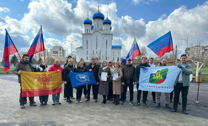 Участники проекта "Семейный лес" в Луганской Народной Республике. Фото: Чувашское республиканское отделение РГО Участники проекта "Семейный лес" в Луганской Народной Республике. Фото: Чувашское республиканское отделение РГО
